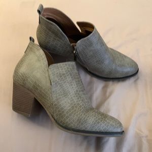 Womens Size 13W Ankle Booties. Fall Fashion.